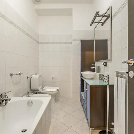 Апартаменты Casa Malva! Roomy & Colourful Flat Специя